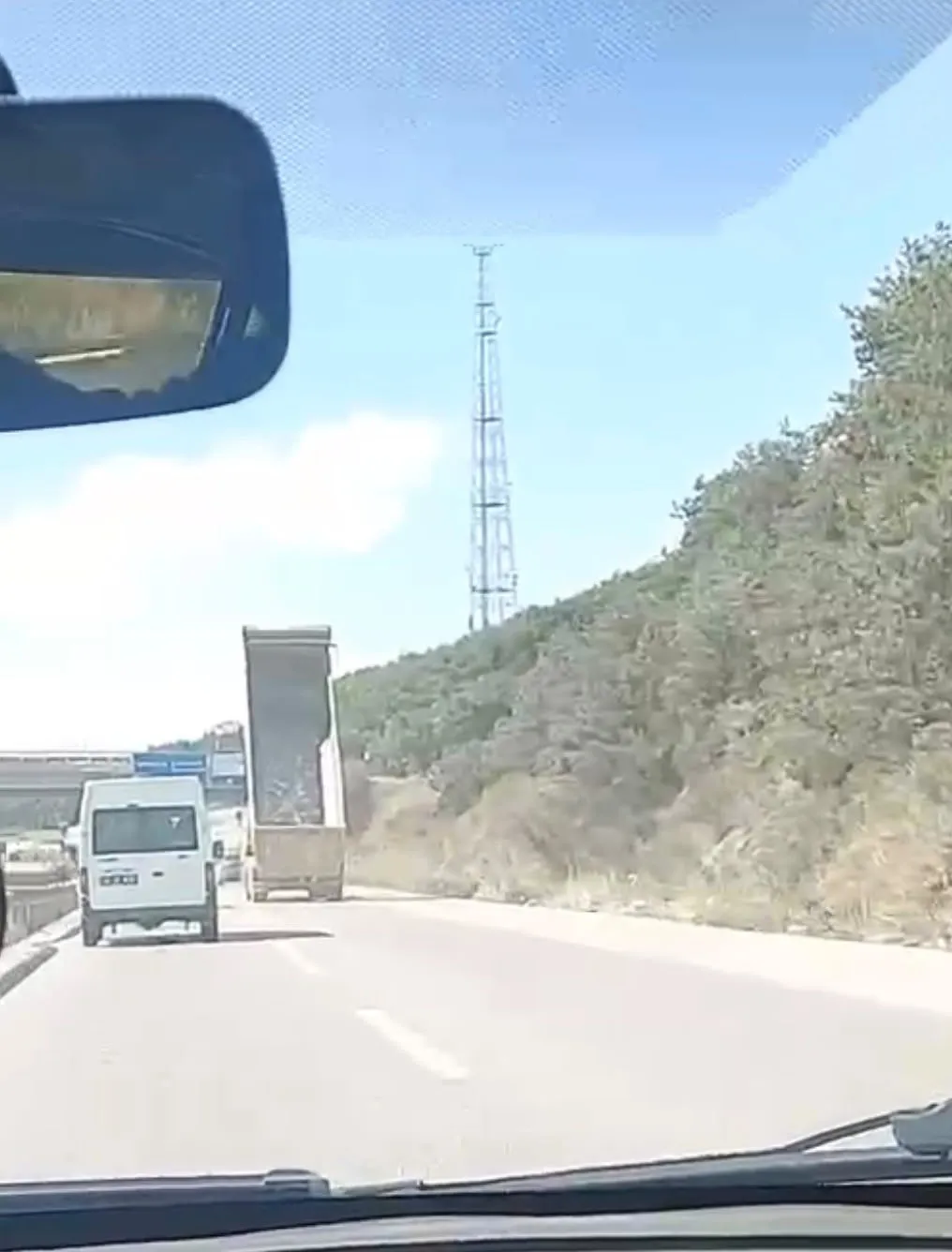 Şile Otoyolu'nda korkutan anlar: Açık kalan dorse üst geçide çarparak koptu