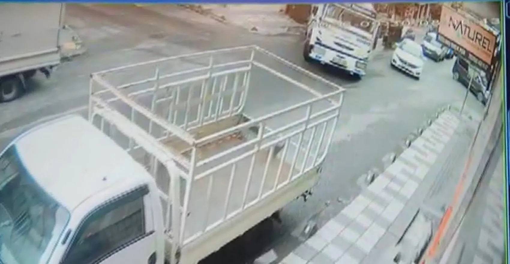 Bağcılar'da yürekleri ağza getiren kaza: Yokuşta kontrolden çıkan tanker dehşet saçtı