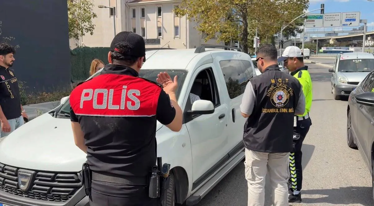 Kadıköy semalarında gözler okul çevrelerinde: Havadan sıkı takip başladı
