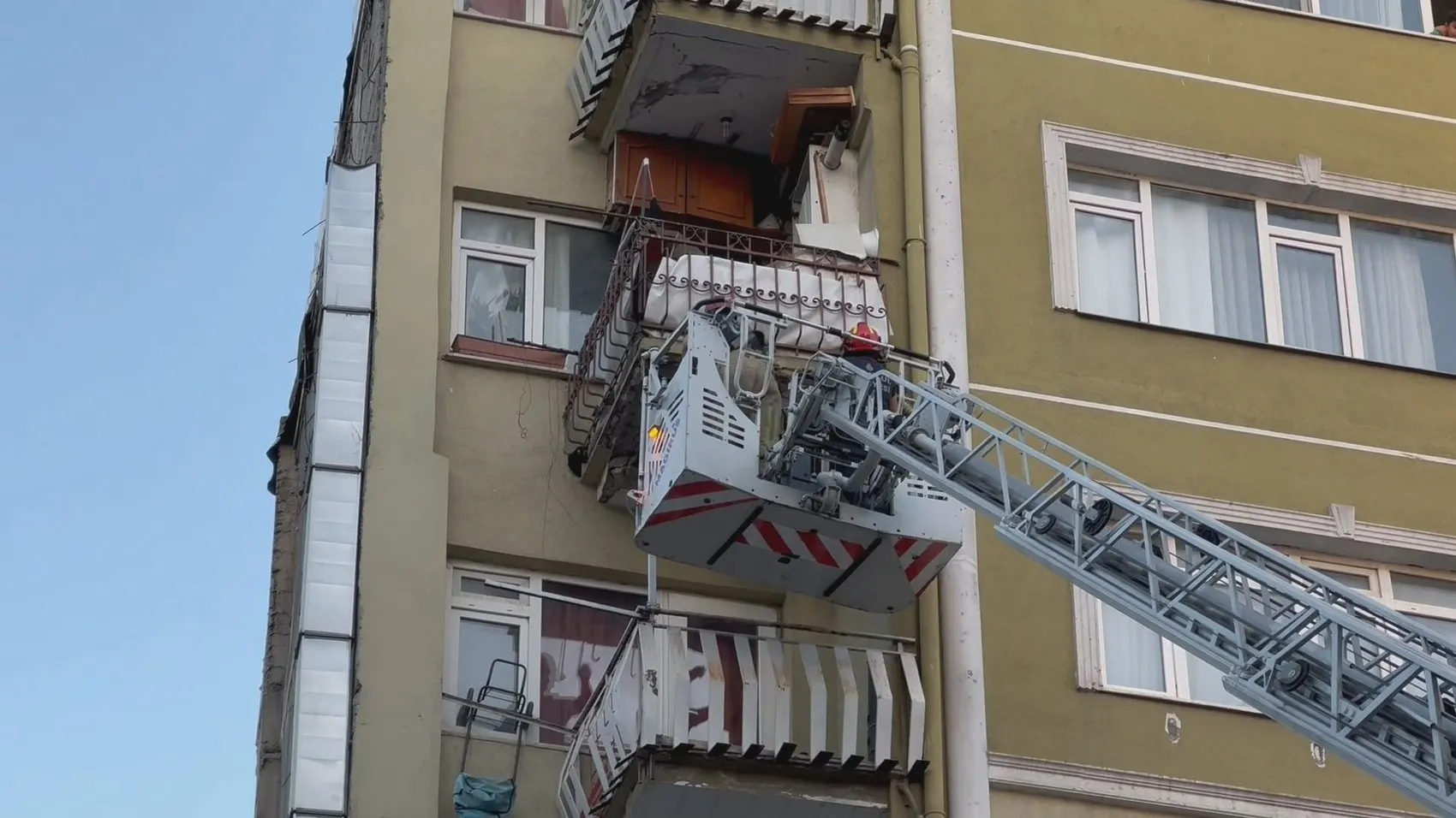 Bahçelievler'de korku dolu anlar: Balkondan kopan beton parçaları yayanın üzerine düştü