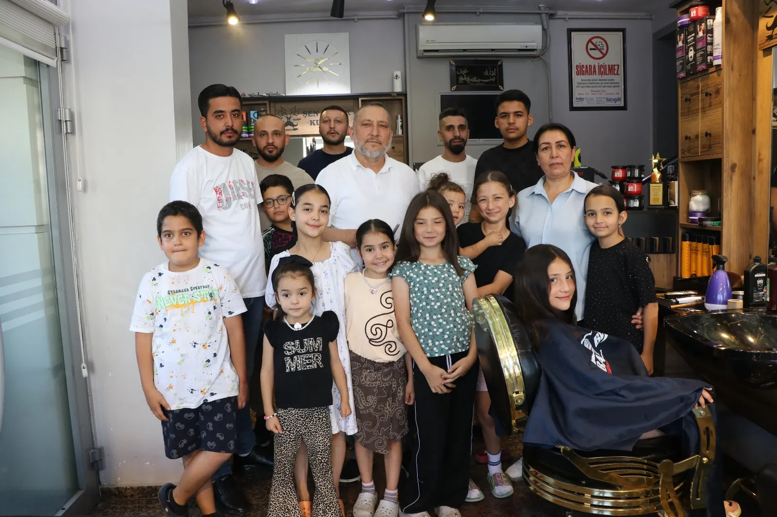 Muhtar koltuğuna oturdu mesleğini bırakmadı: 70 bin nüfuslu mahallede makas sesleri hiç susmuyor