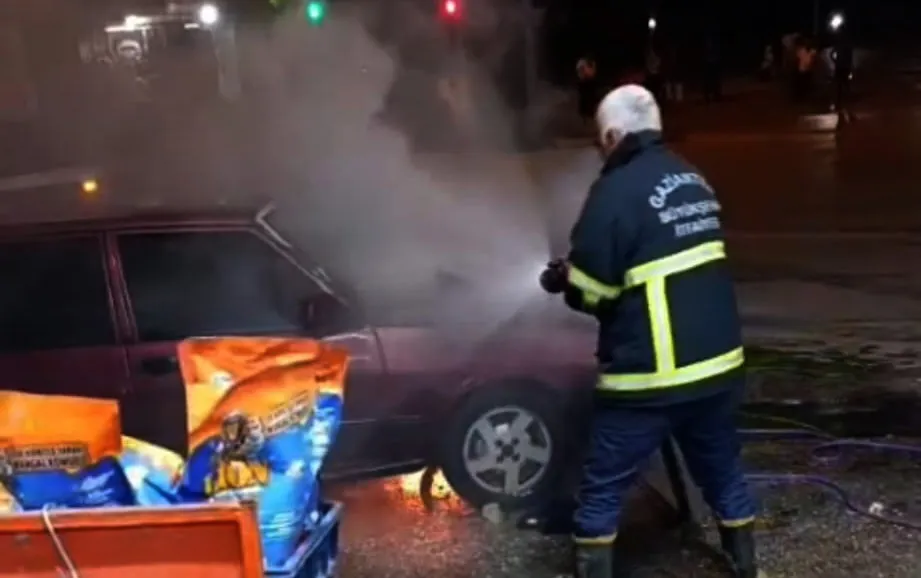 İslahiye'de trafik ışıklarında korku dolu anlar: Otomobil aniden alev aldı