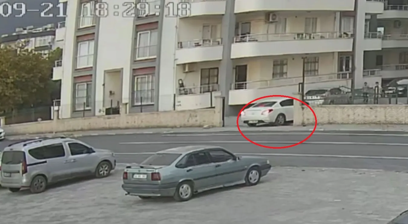 Payas'ta korku dolu anlar: Geri manevra yapan otomobilin altında kalan minik çocuk yaşam mücadelesi veriyor