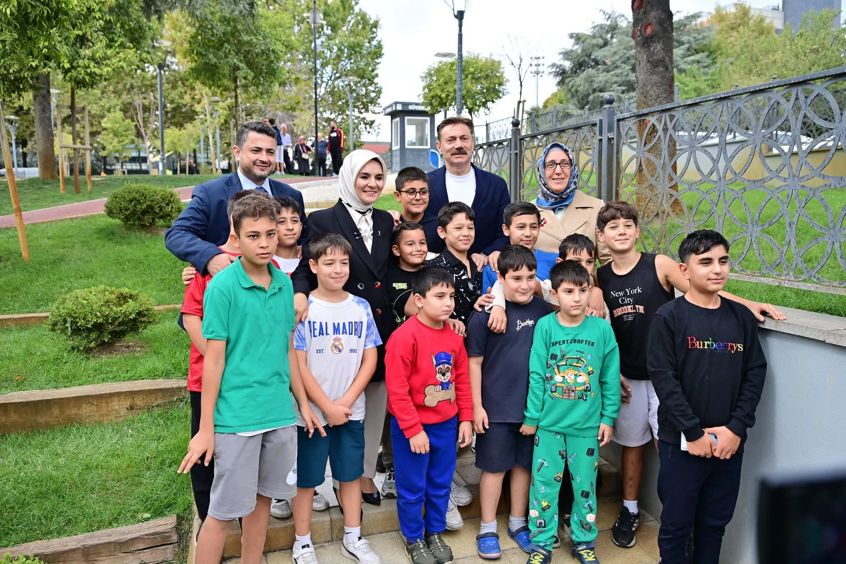 Bakan Göktaş Bahçelievler'de: Genç çiftlerin evine konuk oldu, esnafın kapısını çaldı