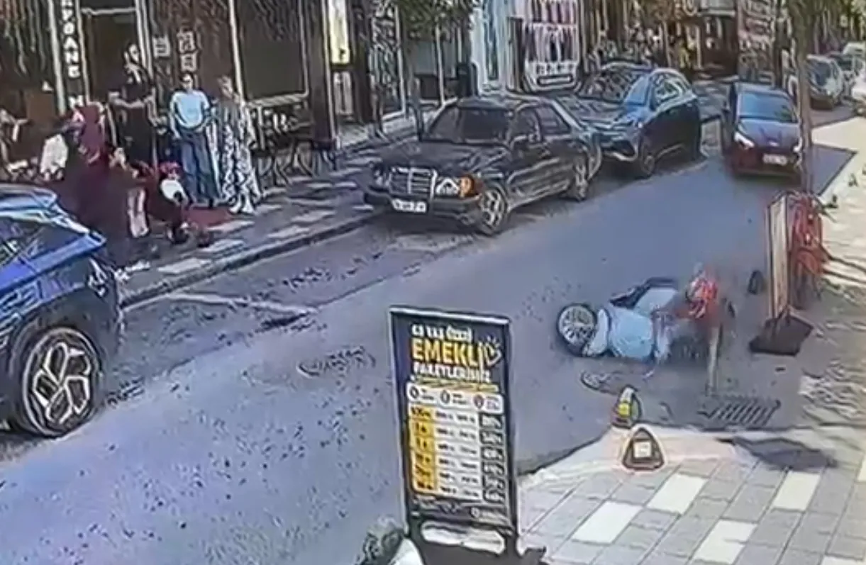 Bolu'da saniyelerle ölçülen kaza: Otomobile çarpmamak için beton dubalara daldı
