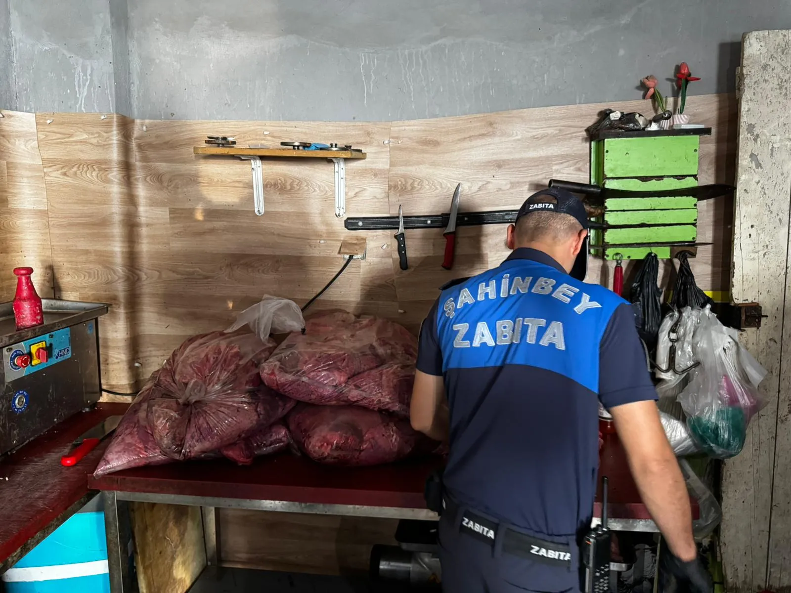 Gaziantep'te mutfaklarda dehşet: Yarım ton sağlıksız ürün imha edildi