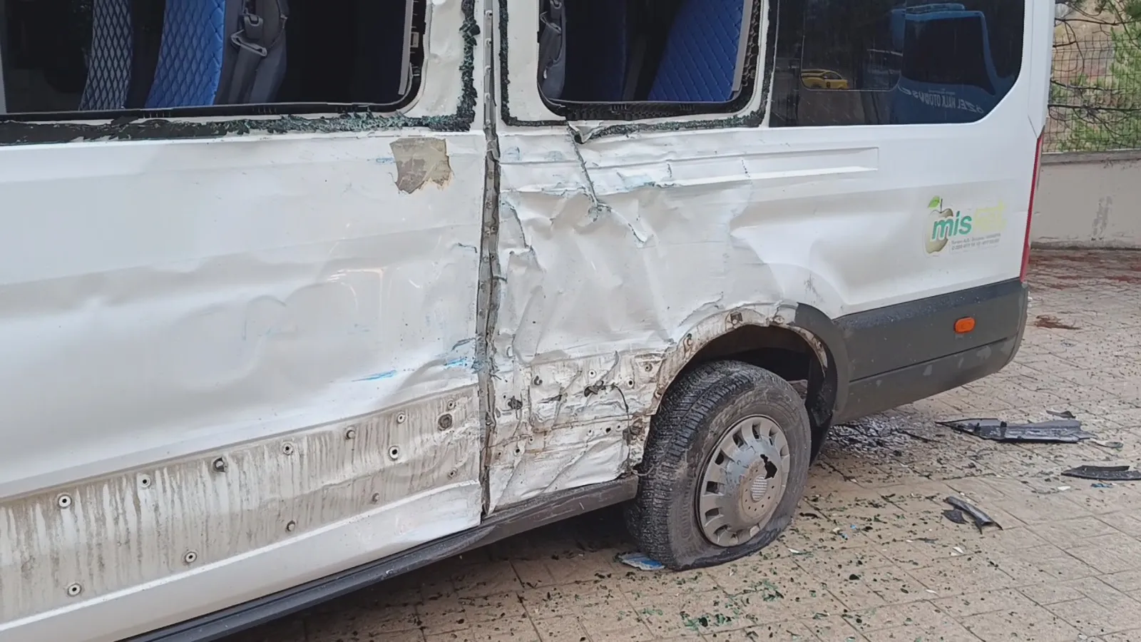Amasya'da sabah trafiğinde korku dolu anlar: Öğrenci servisi ile halk otobüsü çarpıştı