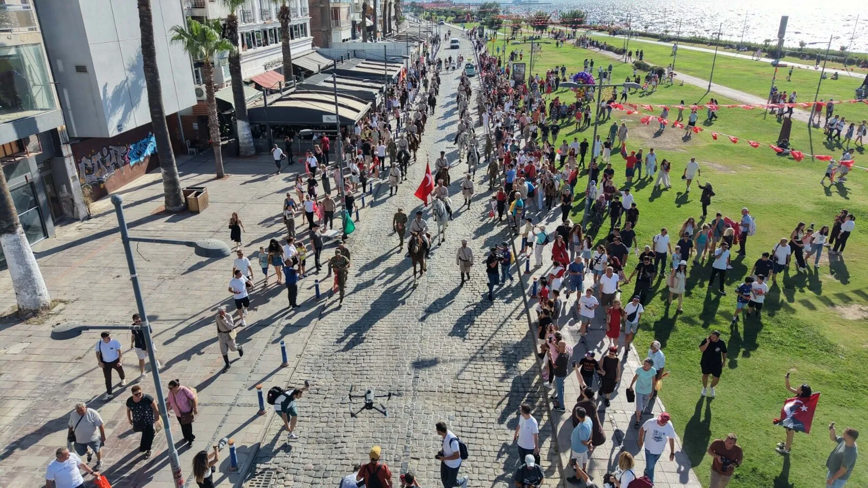 İzmir semalarında nefes kesen kutlama: Kurtuluş coşkusu gökyüzüne taşındı