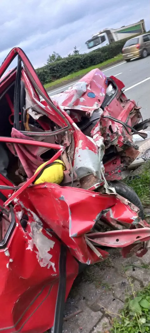 Saniyelerle gelen mucize: Ailesini araçtan indirdi, kendisi ağır yaralandı