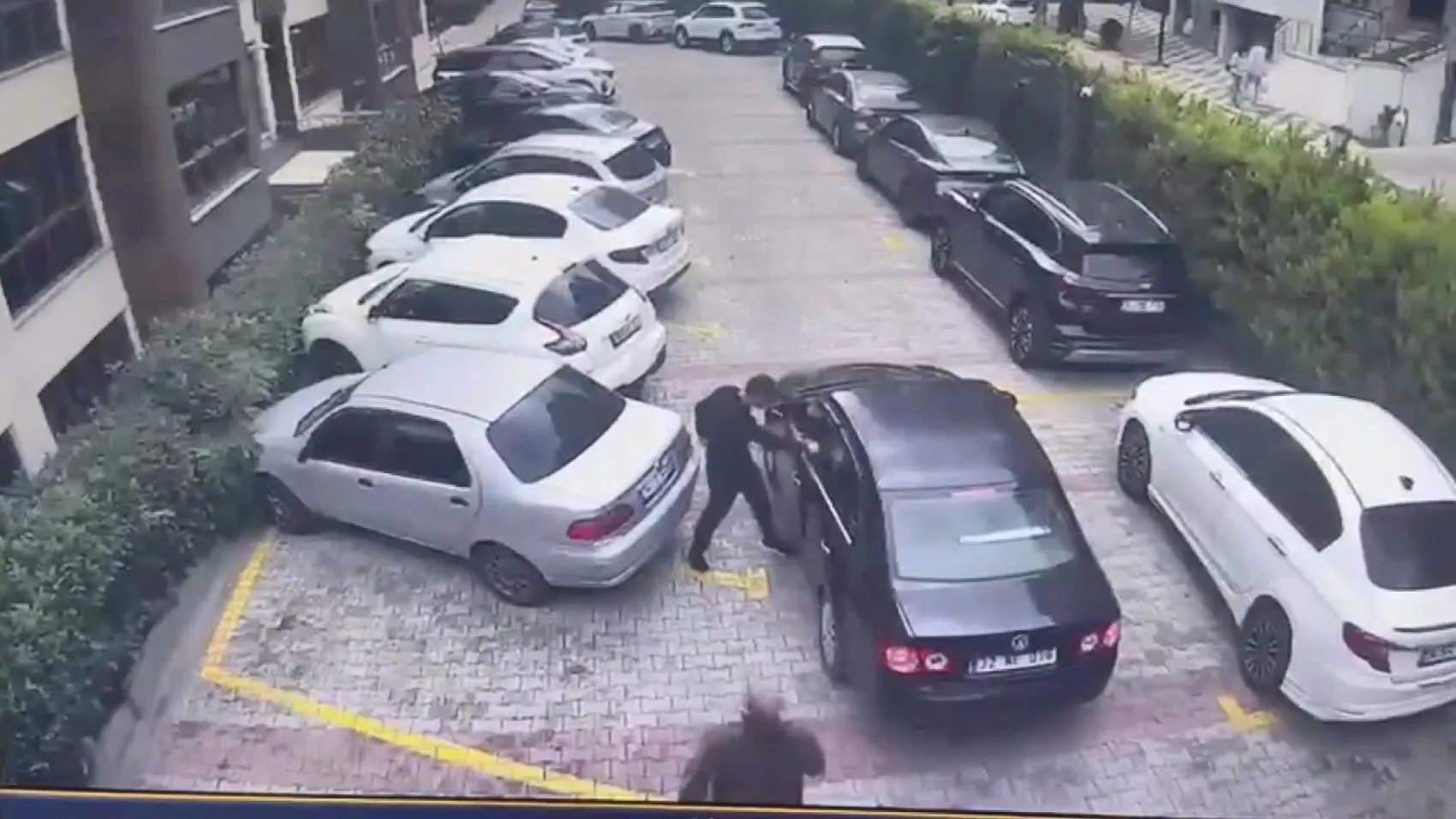 Otoparkta dehşet anları: Silahı elinden alan mahalleli faciayı önledi
