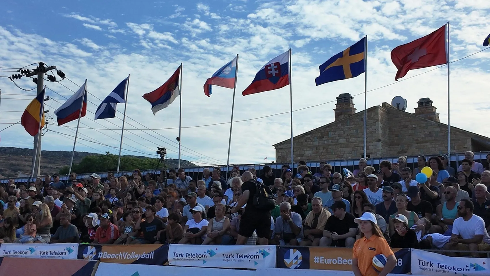 Avrupa'nın genç yetenekleri Foça'da buluştu: Plaj voleybolunda şampiyonlar belli oldu