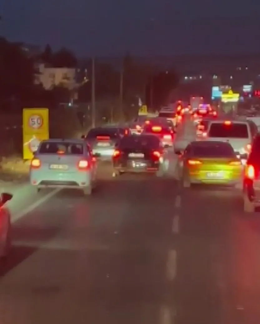 İtfaiyeye yol vermeyen çakarlı araç tartışma yarattı: O otomobil kime ait?