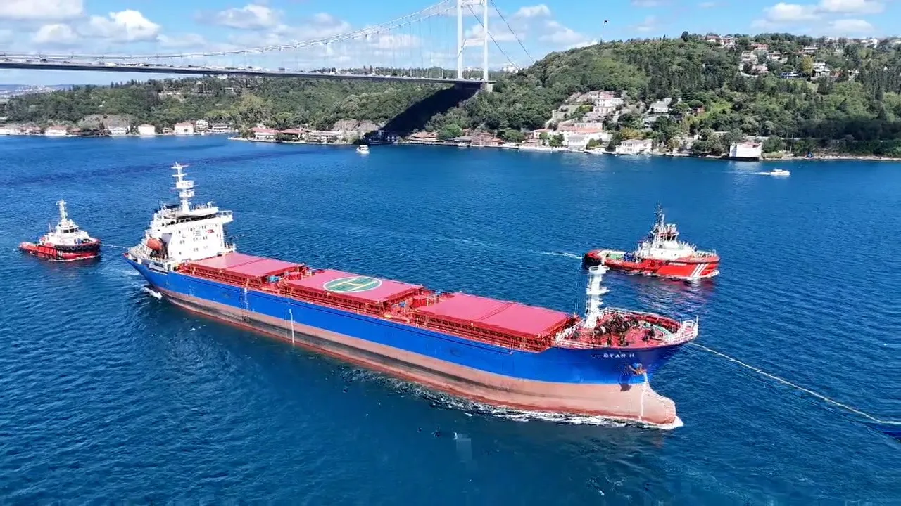 İstanbul Boğazı'nda kritik geçiş: Saldırıya uğrayan gemi için önlemler alındı
