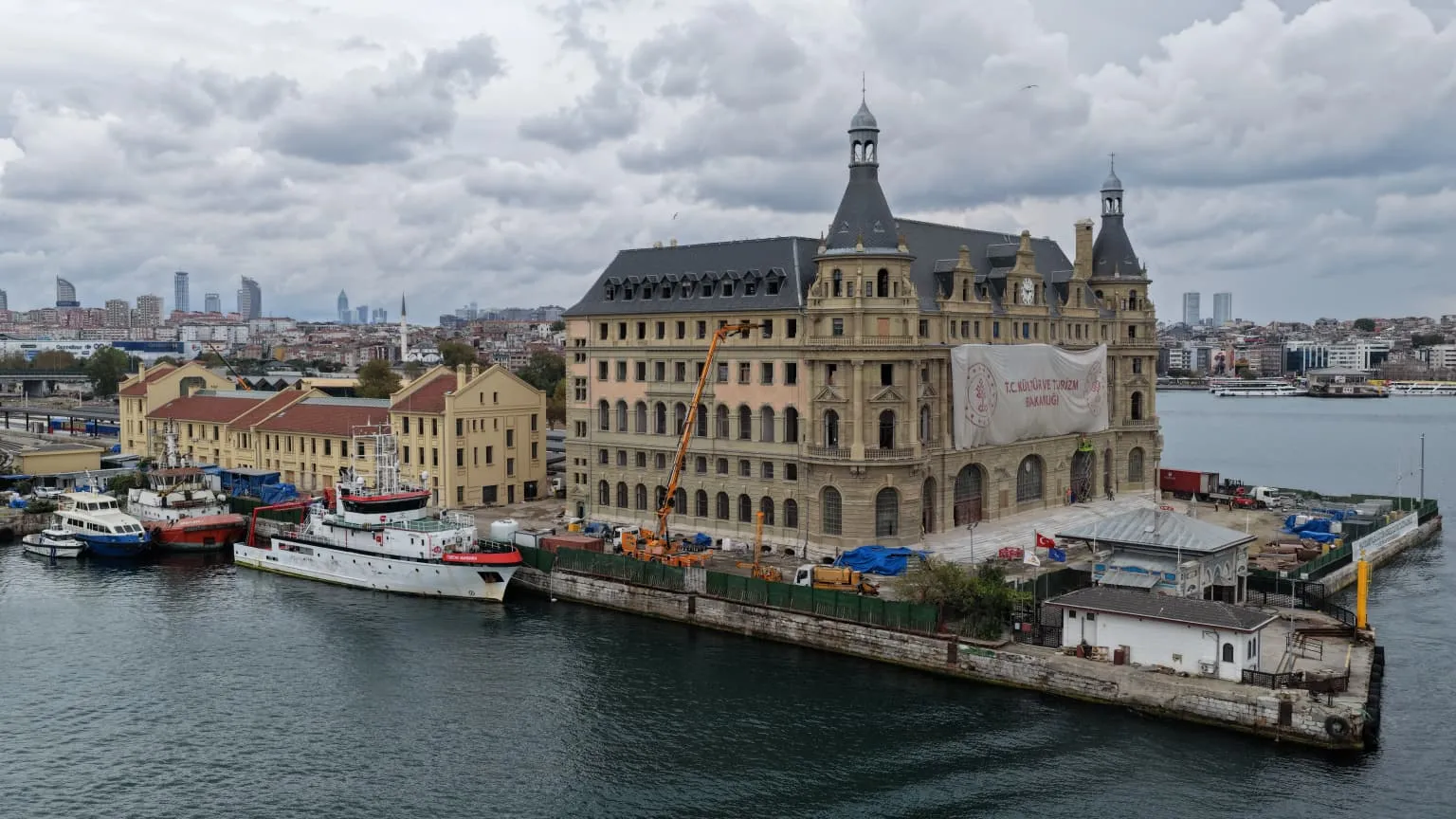 Haydarpaşa Garı'nın derinliklerinde şok keşif: Yüzyıllık binayı ayakta tutan kazıkların yüzde 80'i yok olmuş