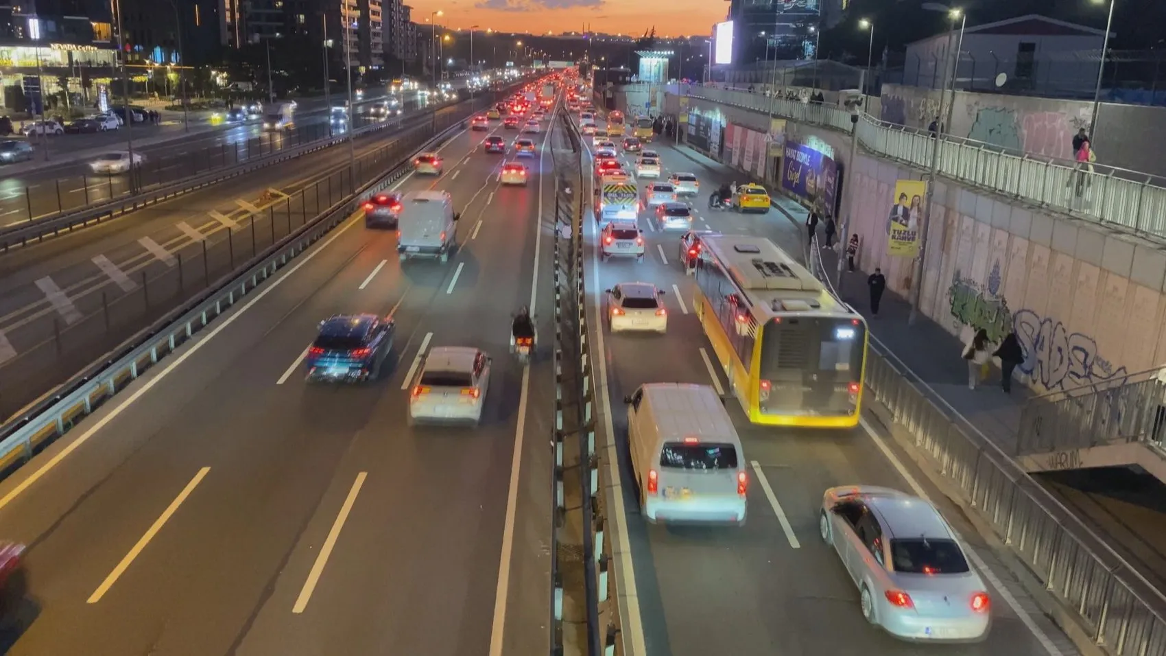 Megakentte akşam trafiği kilitlendi: İstanbullular yollarda mahsur kaldı