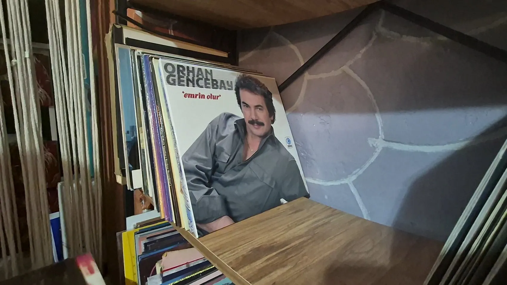 Eşinin doğum günü hediyesiyle başladı: 25 metrekarelik odada 15 bin parçalık zaman tüneli