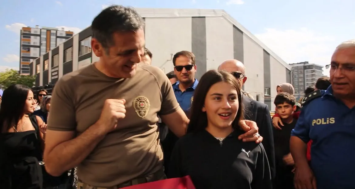 Kayseri'de duygusal anlar: Şehit emaneti Elif'e özel harekatlı okul sürprizi