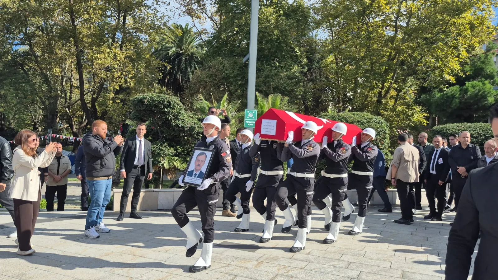 Zonguldak'ta hüzünlü veda: Emeklilik hayalleri kuran Vali Yardımcısı son yolculuğuna uğurlandı
