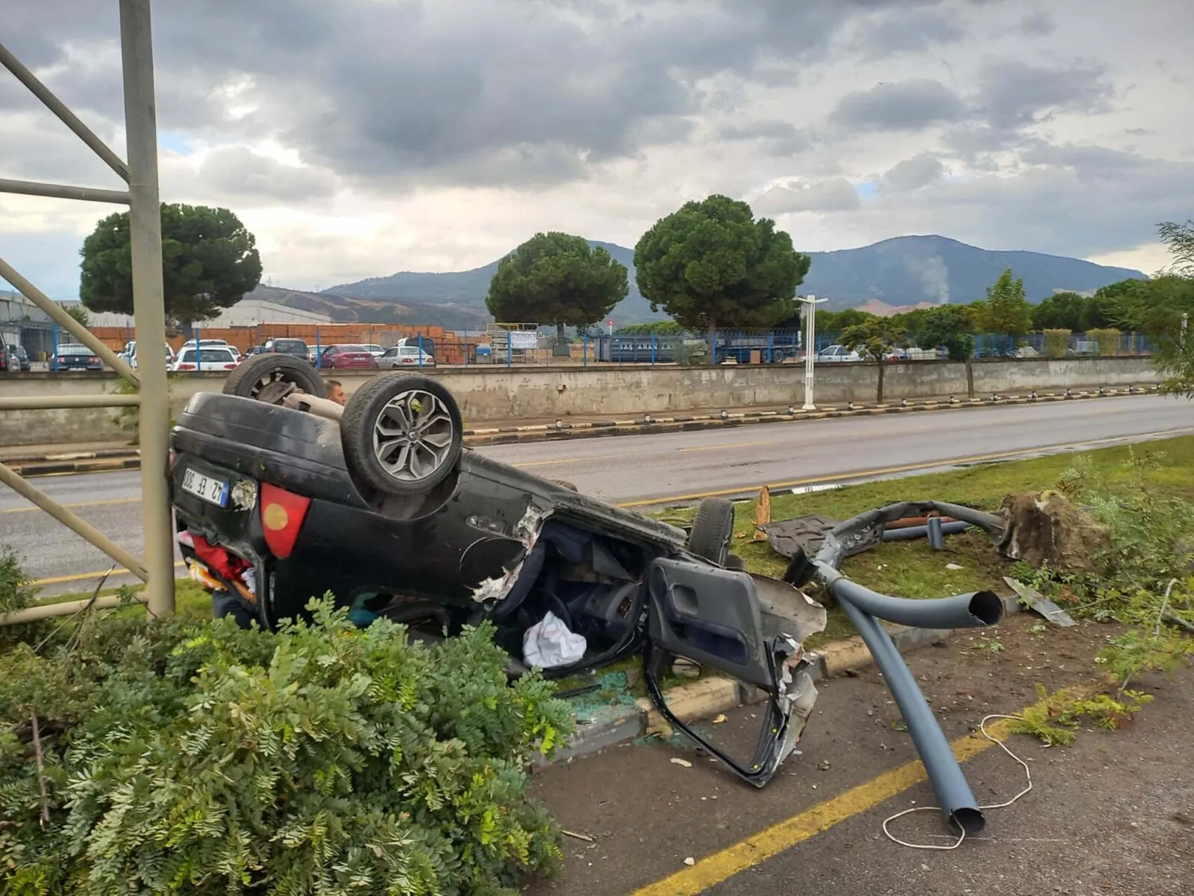 Manisa'da korkunç kaza: Kontrolden çıkan otomobil hurdaya döndü