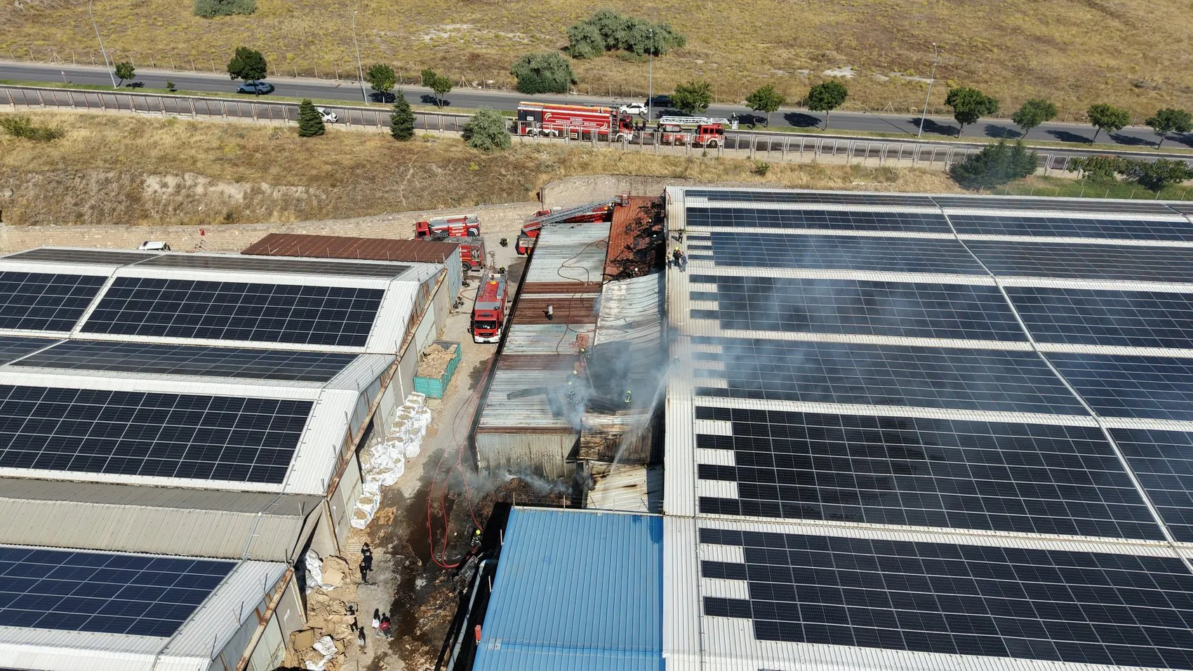 Kayseri Organize Sanayi Bölgesi'nde korkutan alevler: Tekstil deposu küle dönüyor