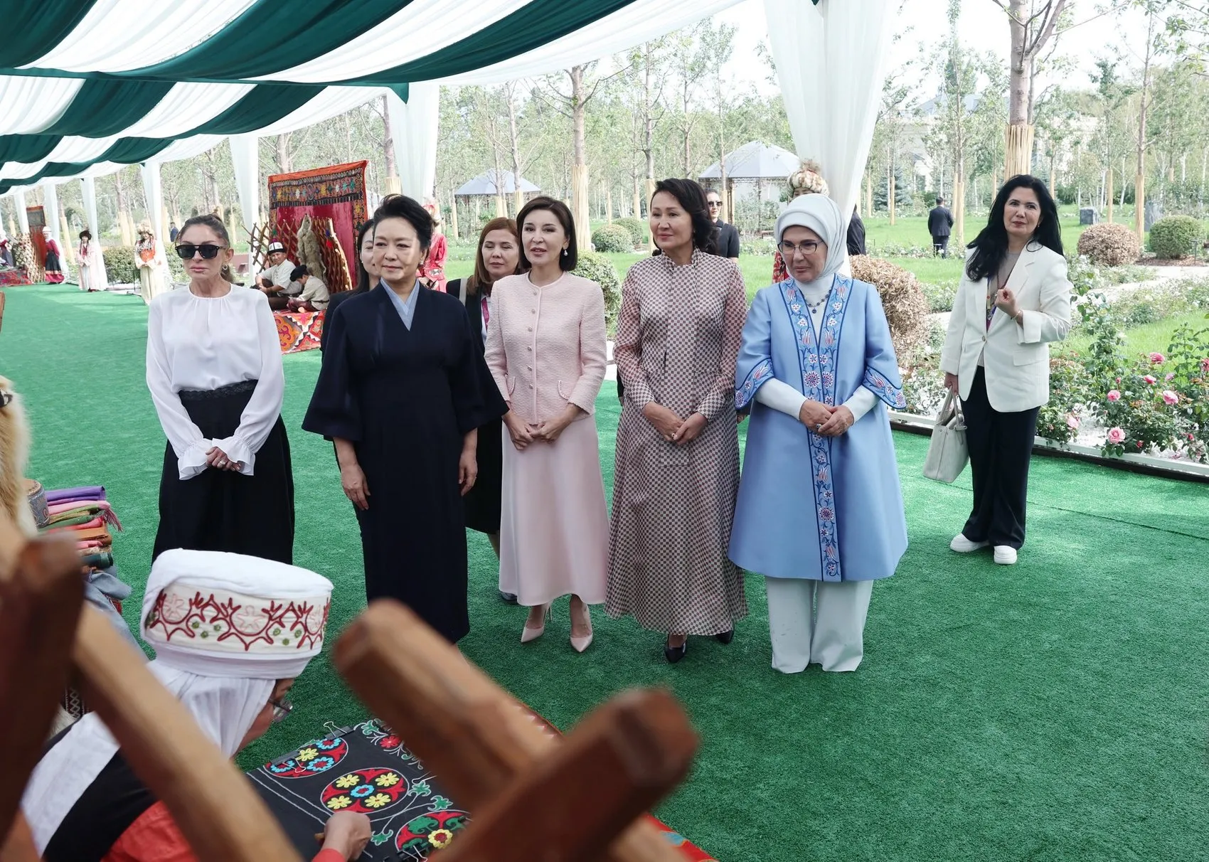 Bişkek'te kültürel buluşma: Emine Erdoğan Kırgızistan'ın geleneksel mirasını yakından inceledi