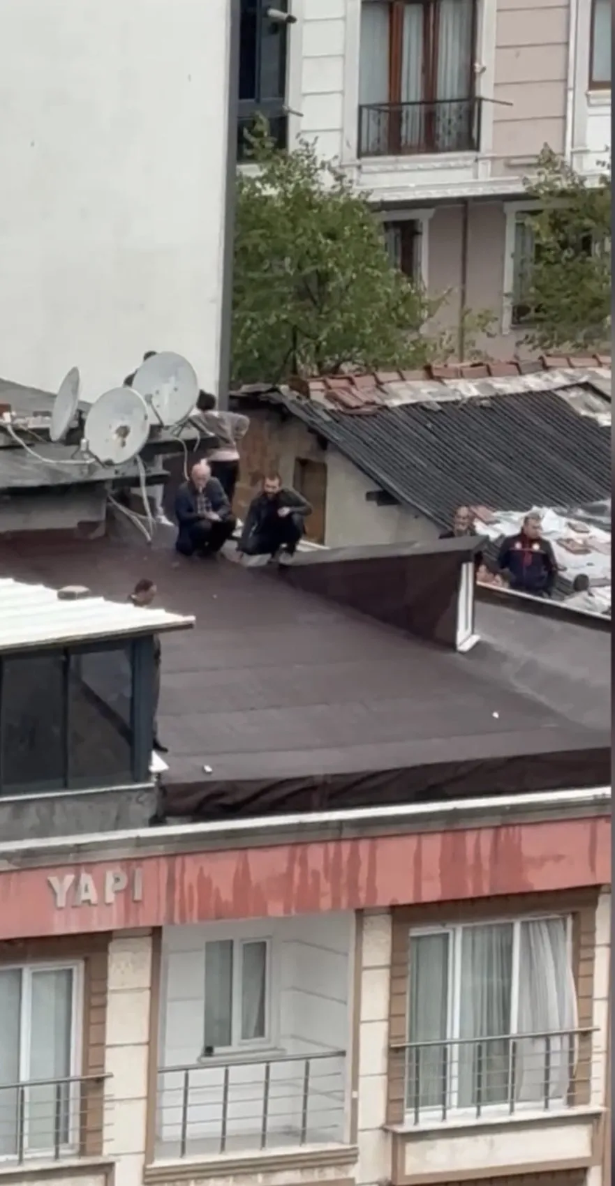 Kağıthane'de çatıdaki dram: Eşi iki aydır dönmeyince çareyi intihar girişiminde buldu
