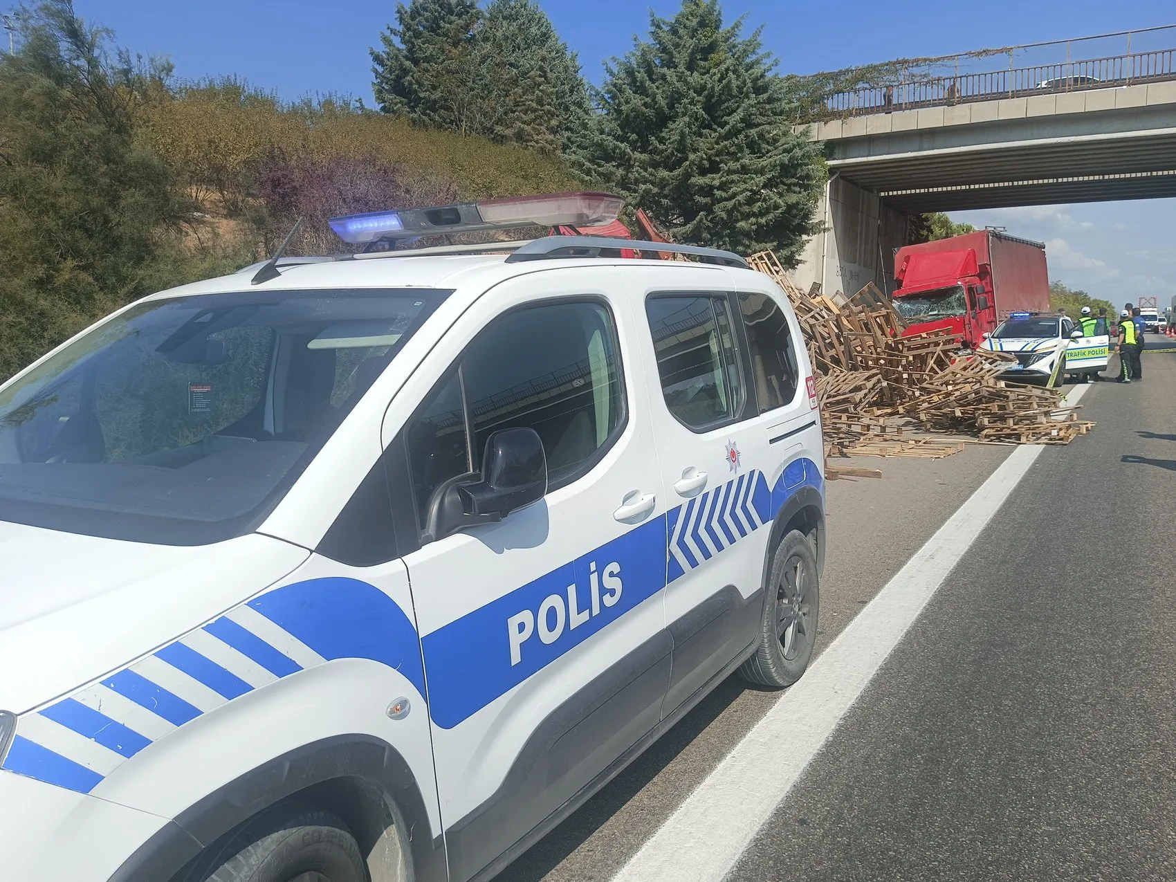 Emniyet şeridindeki tamir girişimi faciayla bitti: Bir kişi hayatını kaybetti