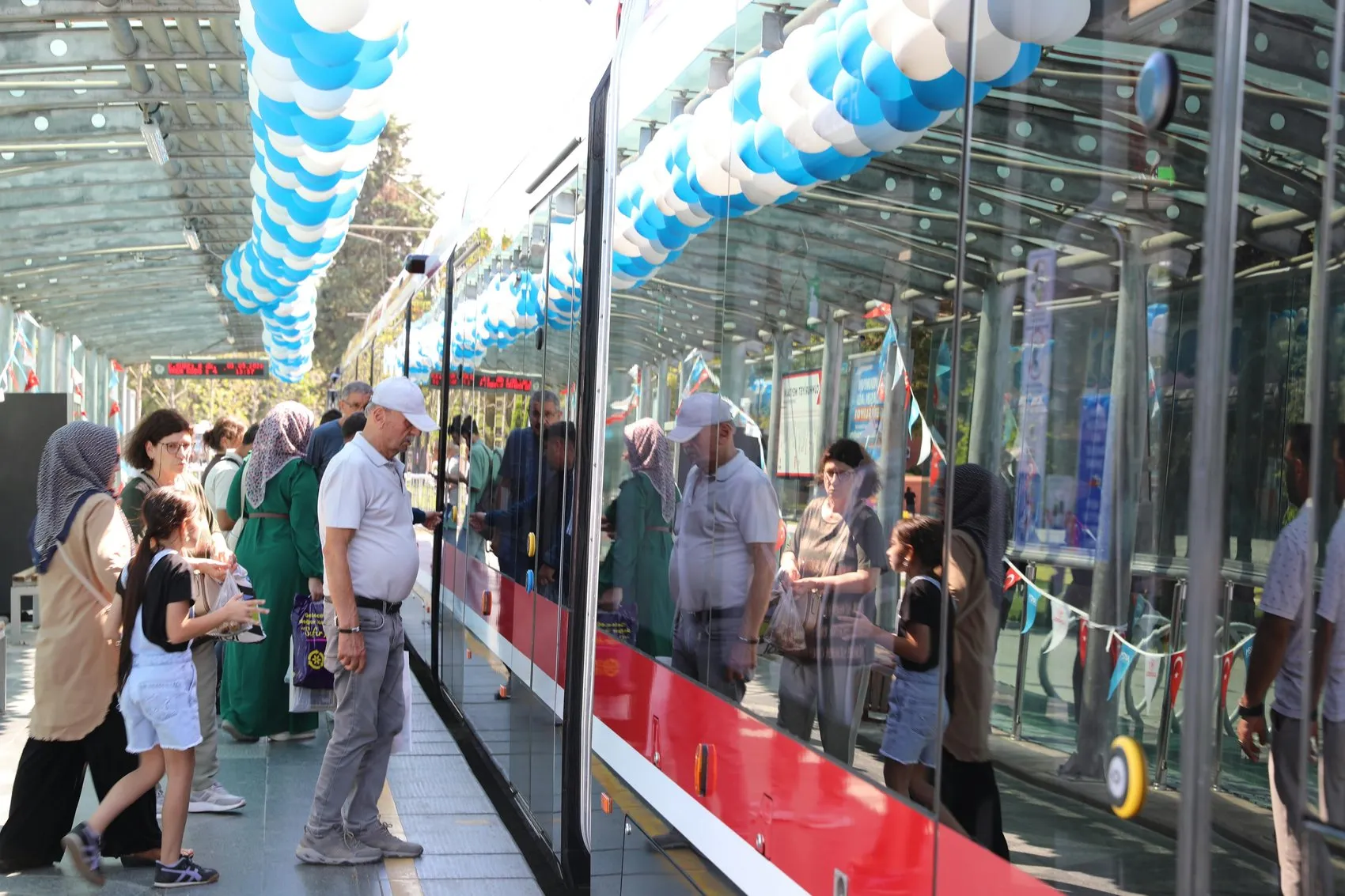 Samsun raylı sisteminde yerli devrim: Kırmızı-beyaz tramvaylar şehre güç katıyor