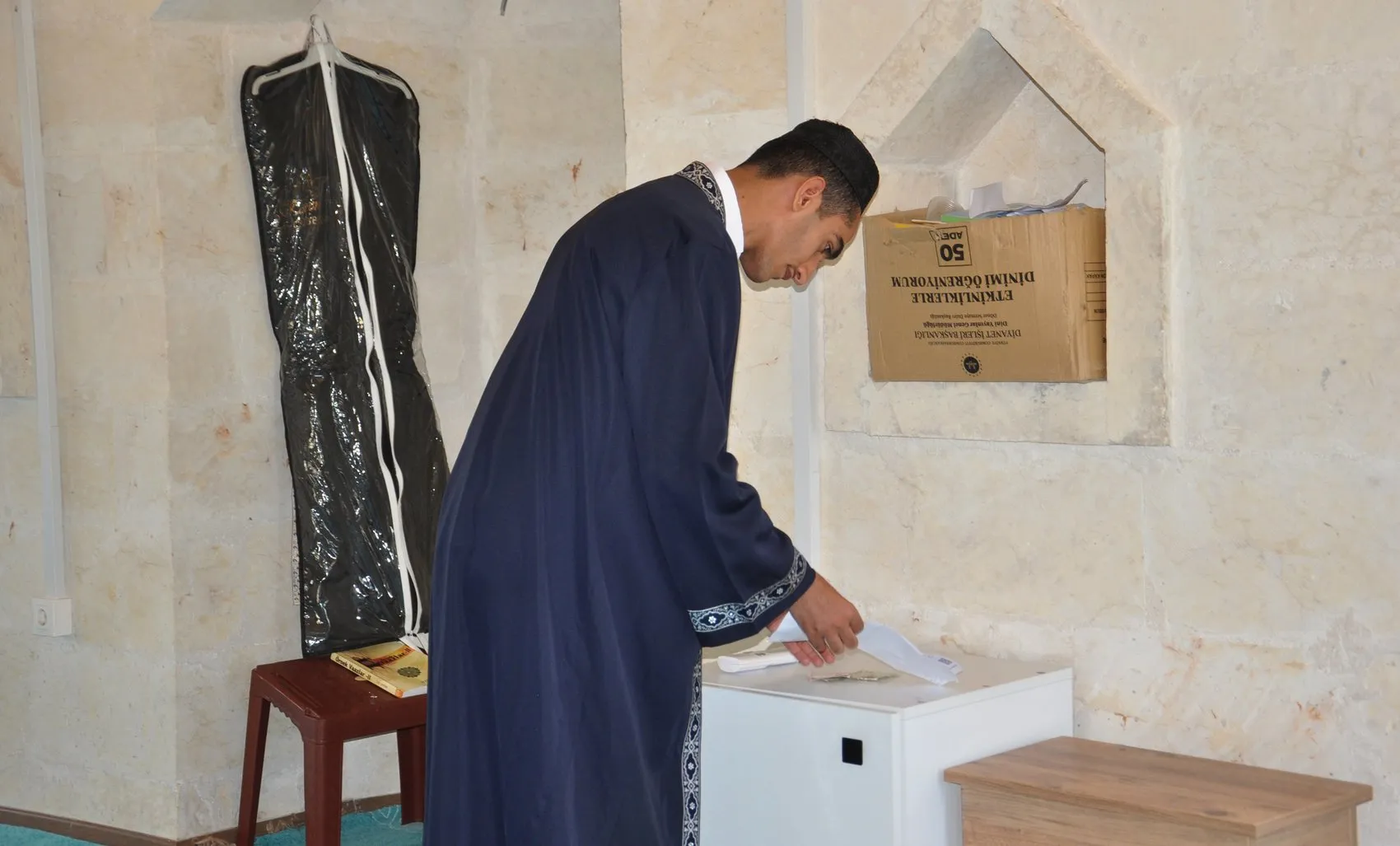 Cami çıkışında şaşırtan nezaket: Şarj ettikleri motosikletin bedelini notla bıraktılar