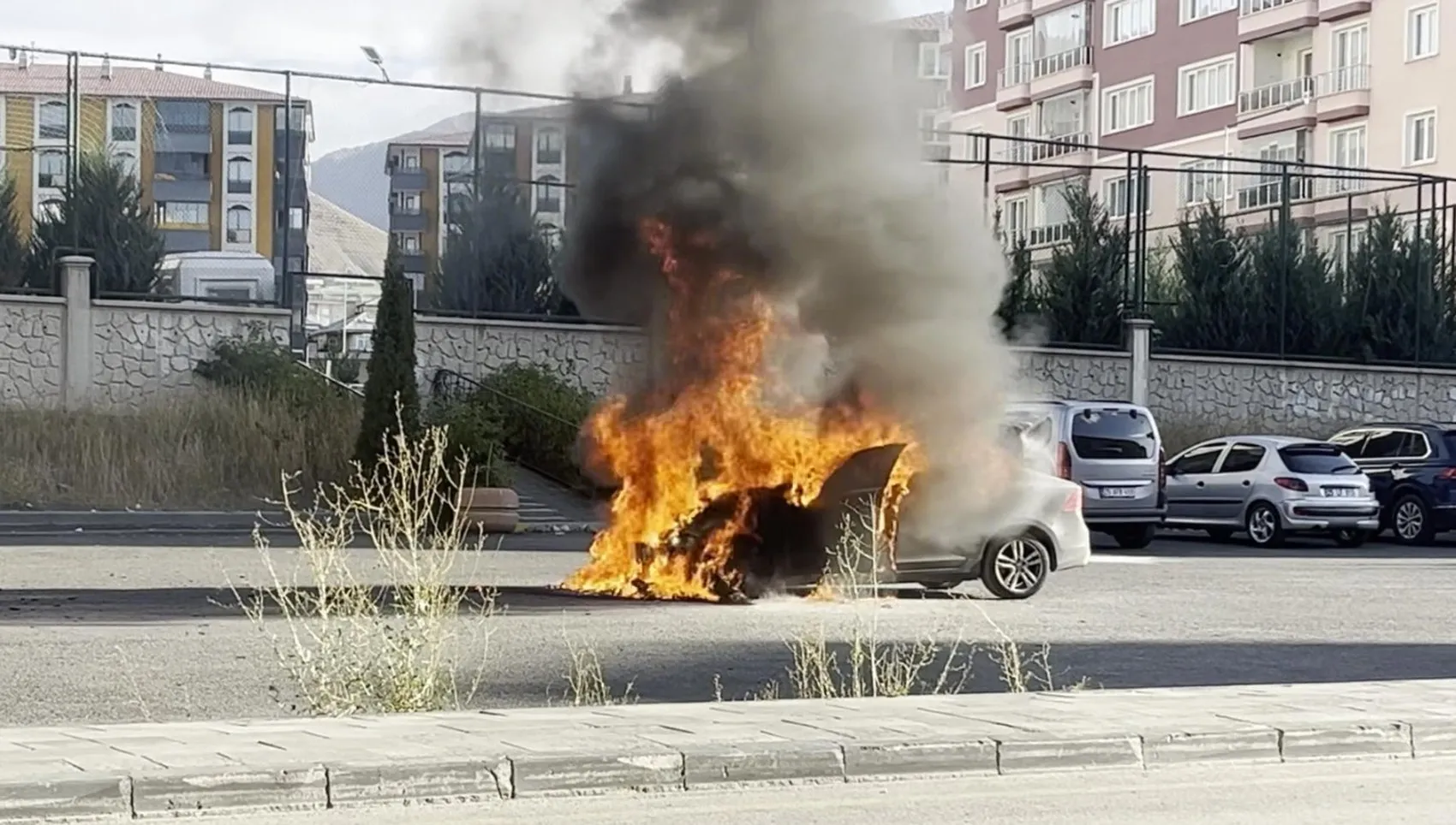 Erzurum'da park halindeki araç alevlere teslim oldu