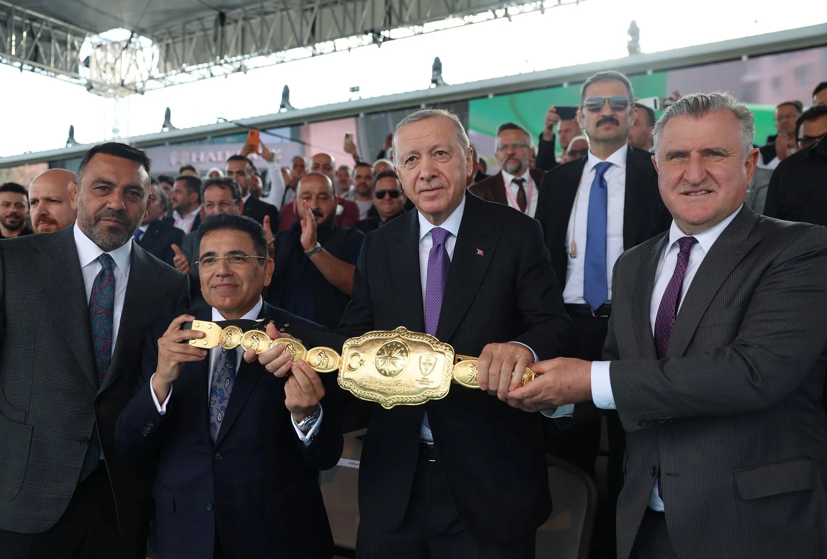 Er meydanında duygusal anlar: Cumhurbaşkanı Erdoğan küçük pehlivanla yakından ilgilendi