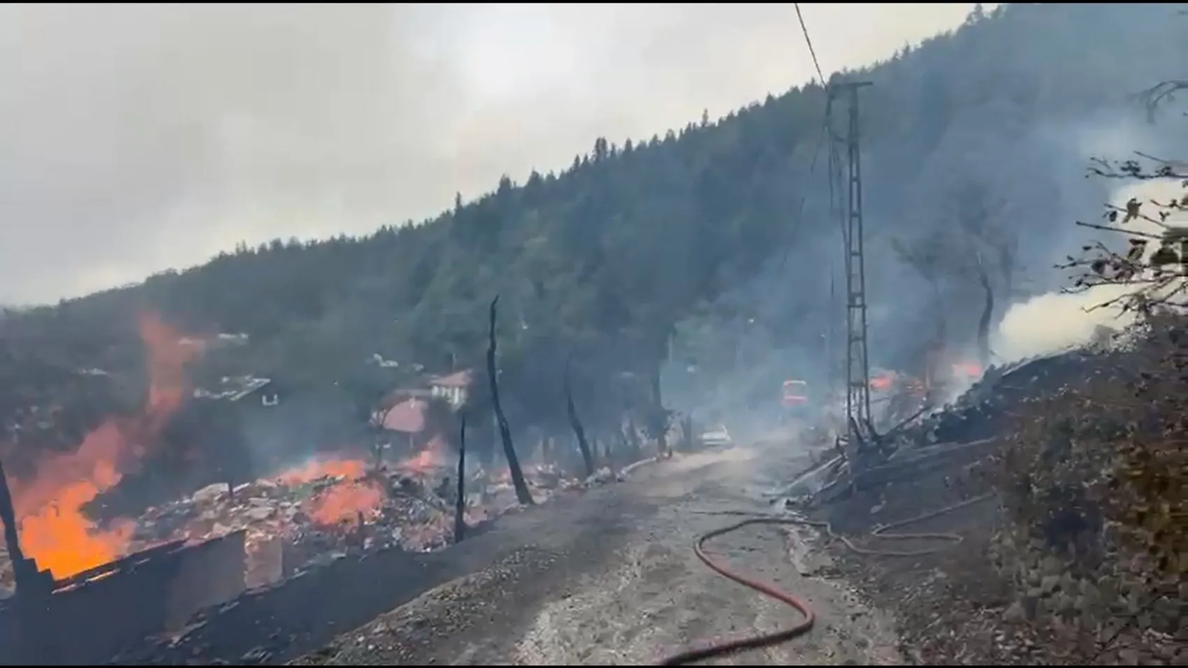 Kastamonu'da bir kıvılcım felakete dönüştü: 10 ev alevlere teslim oldu