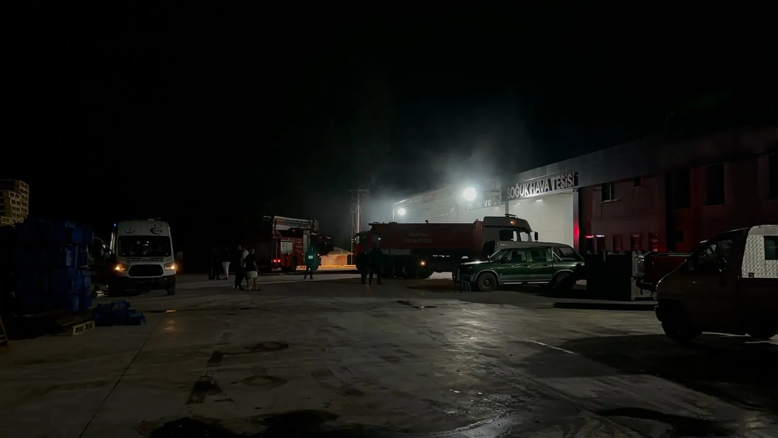 İznik'te gece yarısı paniği: Soğuk hava deposu alevlere teslim oldu