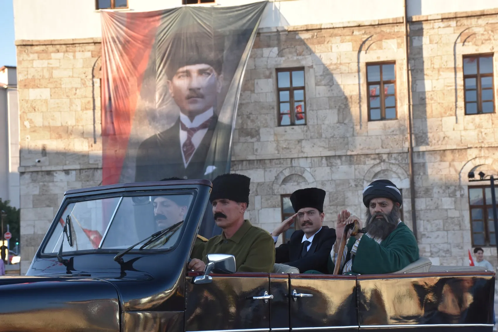 Sivas sokaklarında 107 yıllık yankı: Atatürk'ün şehre gelişi yeniden yaşandı
