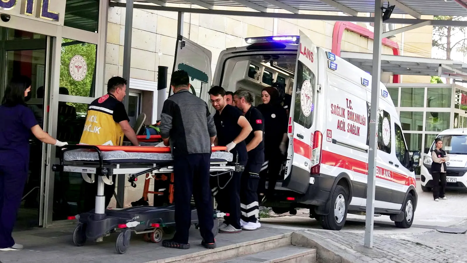 Kayseri'de hastane önünde hareketli dakikalar: Muhtarın 'gerçek sanıp' müdahale çabası kamerada