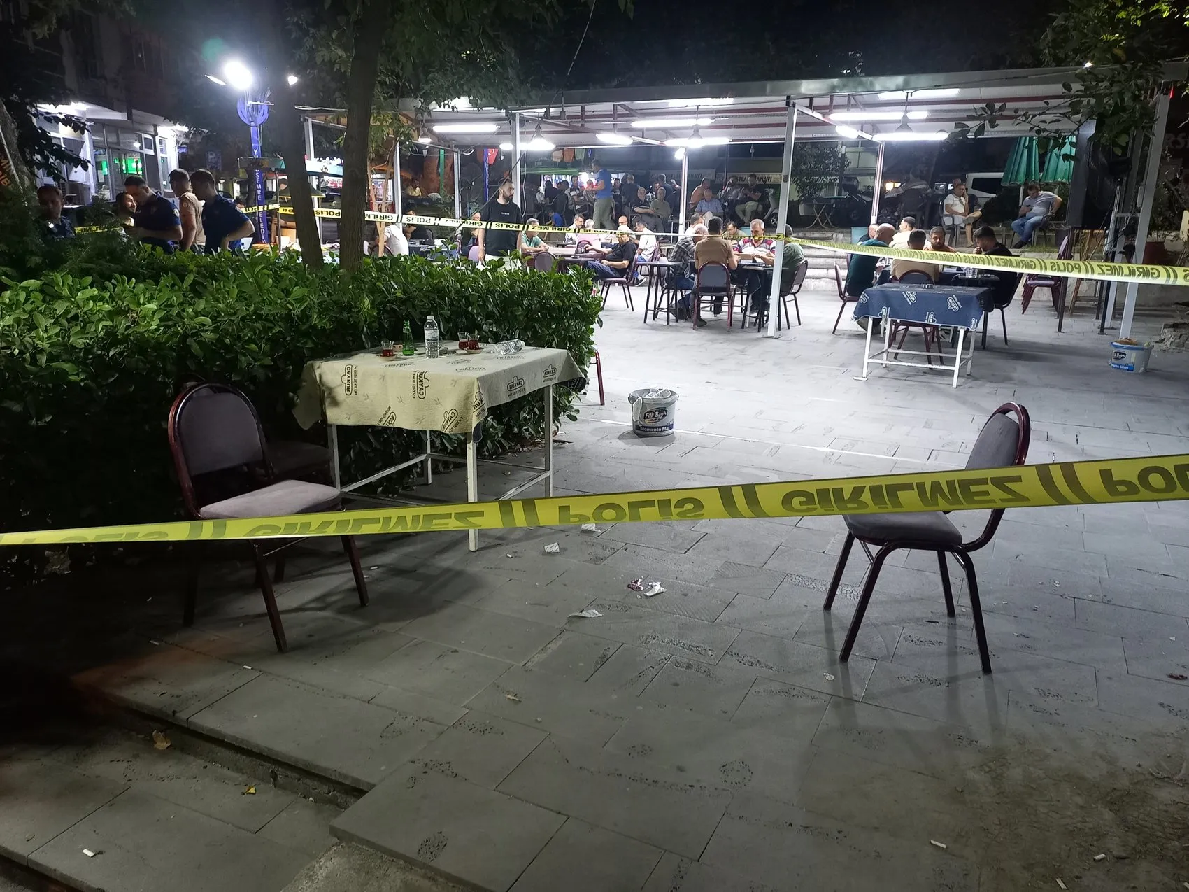 Çay bahçesinde dehşet anları: Husumetlilerini hedef aldı, masum vatandaşı vurdu