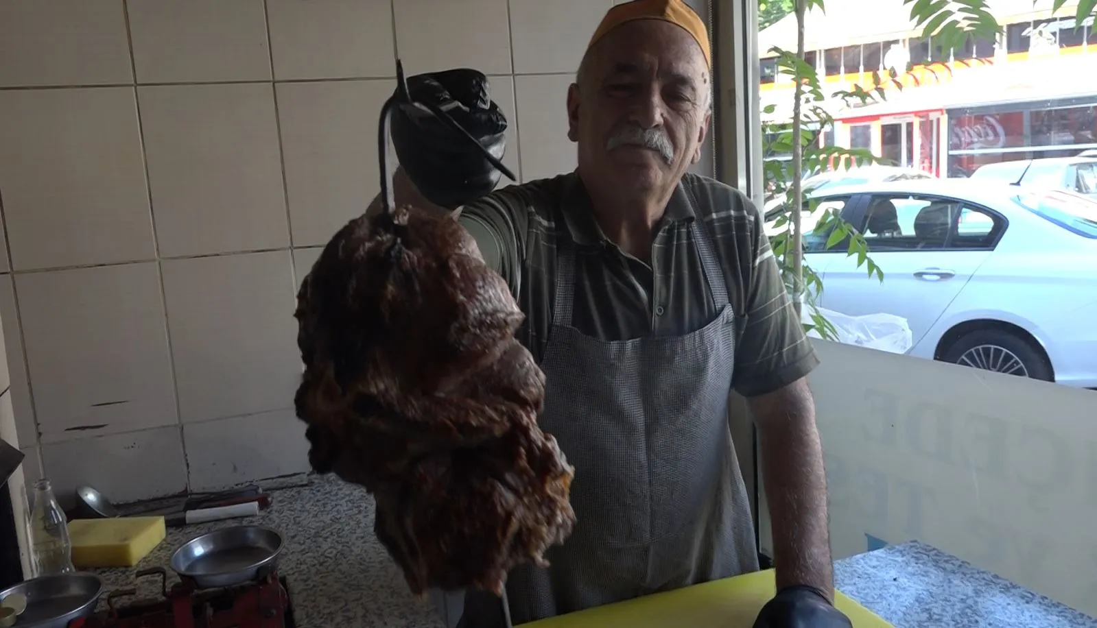 Altı on yılı deviren bir lezzet serüveni: 73 yaşındaki usta geleneği odun ateşinde yaşatıyor