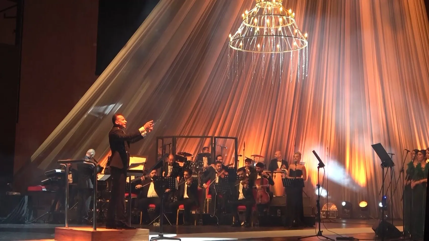 Sanat Güneşi Bursa'da yankılandı: Nükhet Duru'dan vefa dolu gece