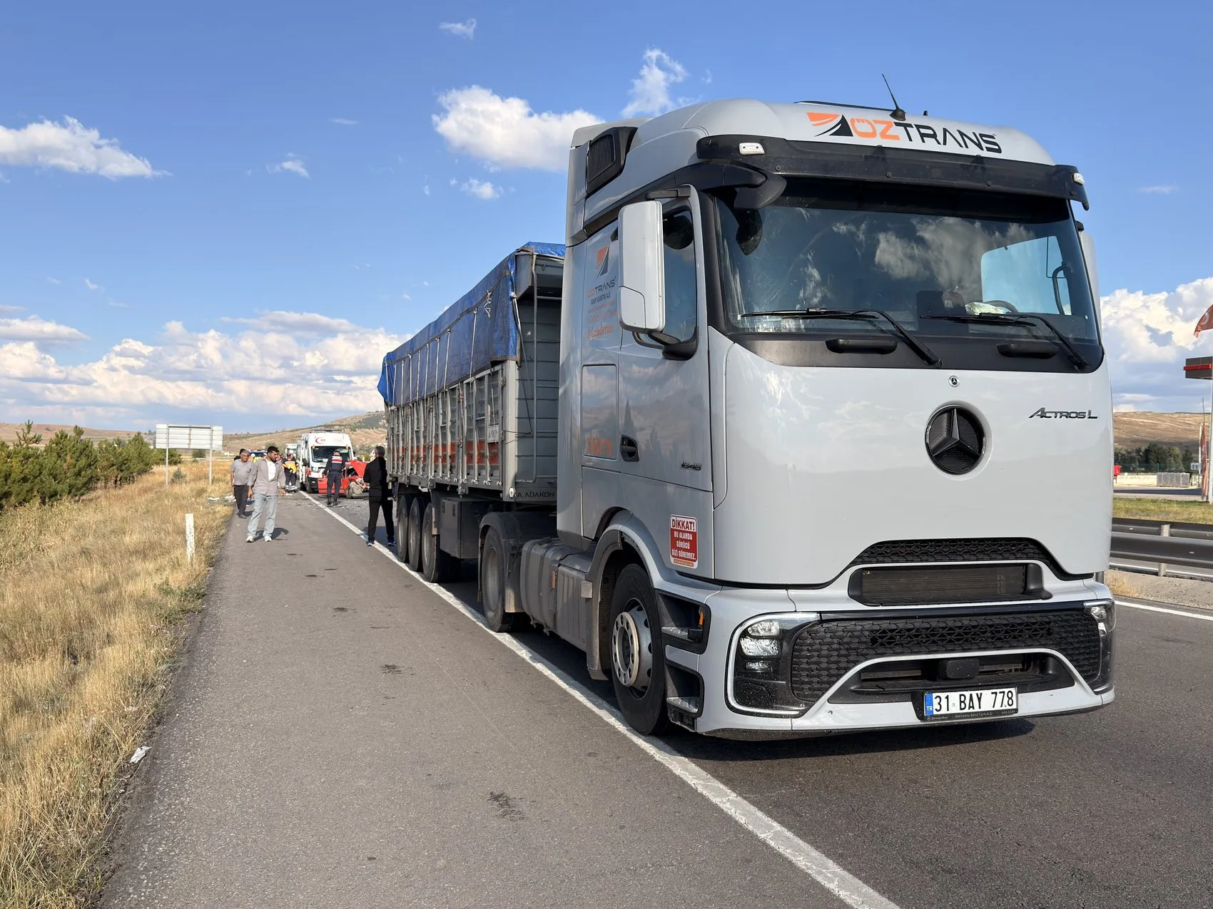 Sivas-Kayseri yolunda dehşet anları: Otomobil TIR'a çarptı, 6 kişi hastanelik oldu