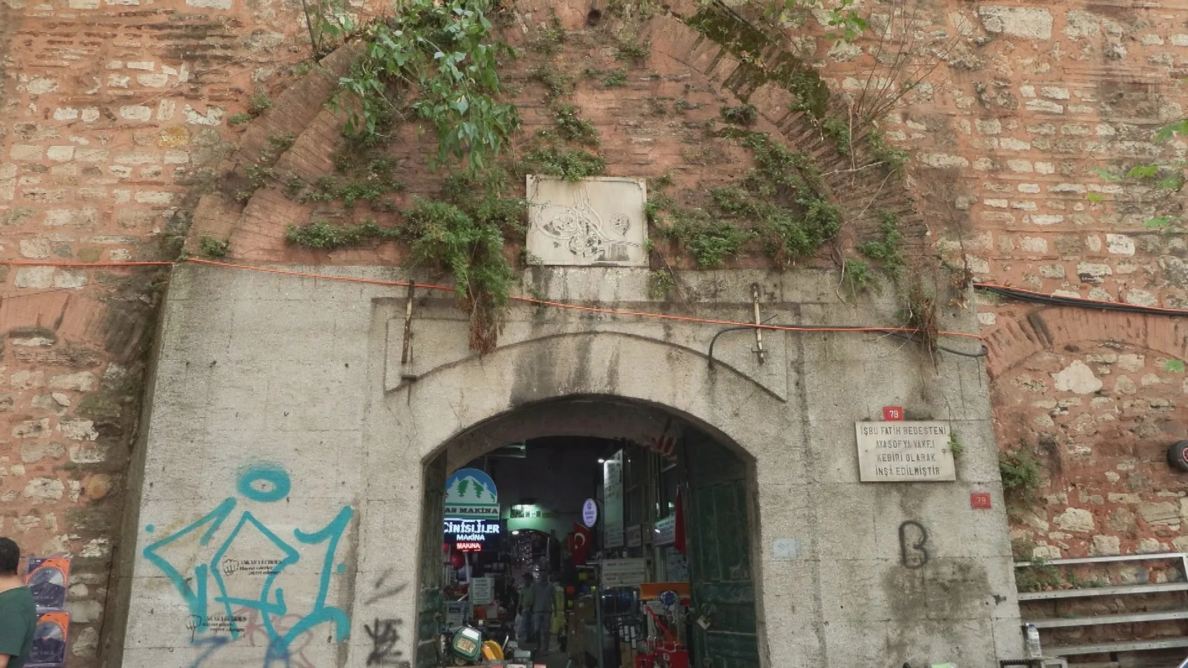 Fatih Sultan Mehmet’in mirası grafiti kurbanı: Tarihi Galata Bedesteni kaderine terk edildi