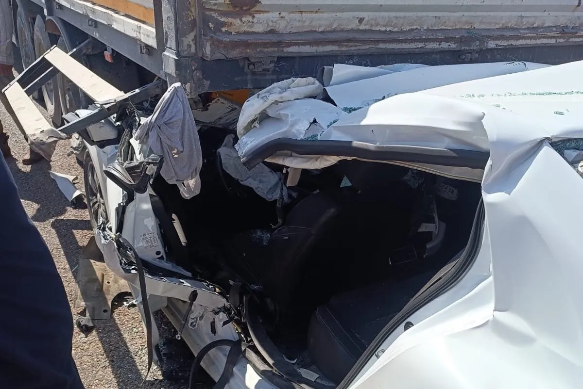 Besni'de korkunç kaza: TIR'ın altına giren otomobilden sağ çıktılar