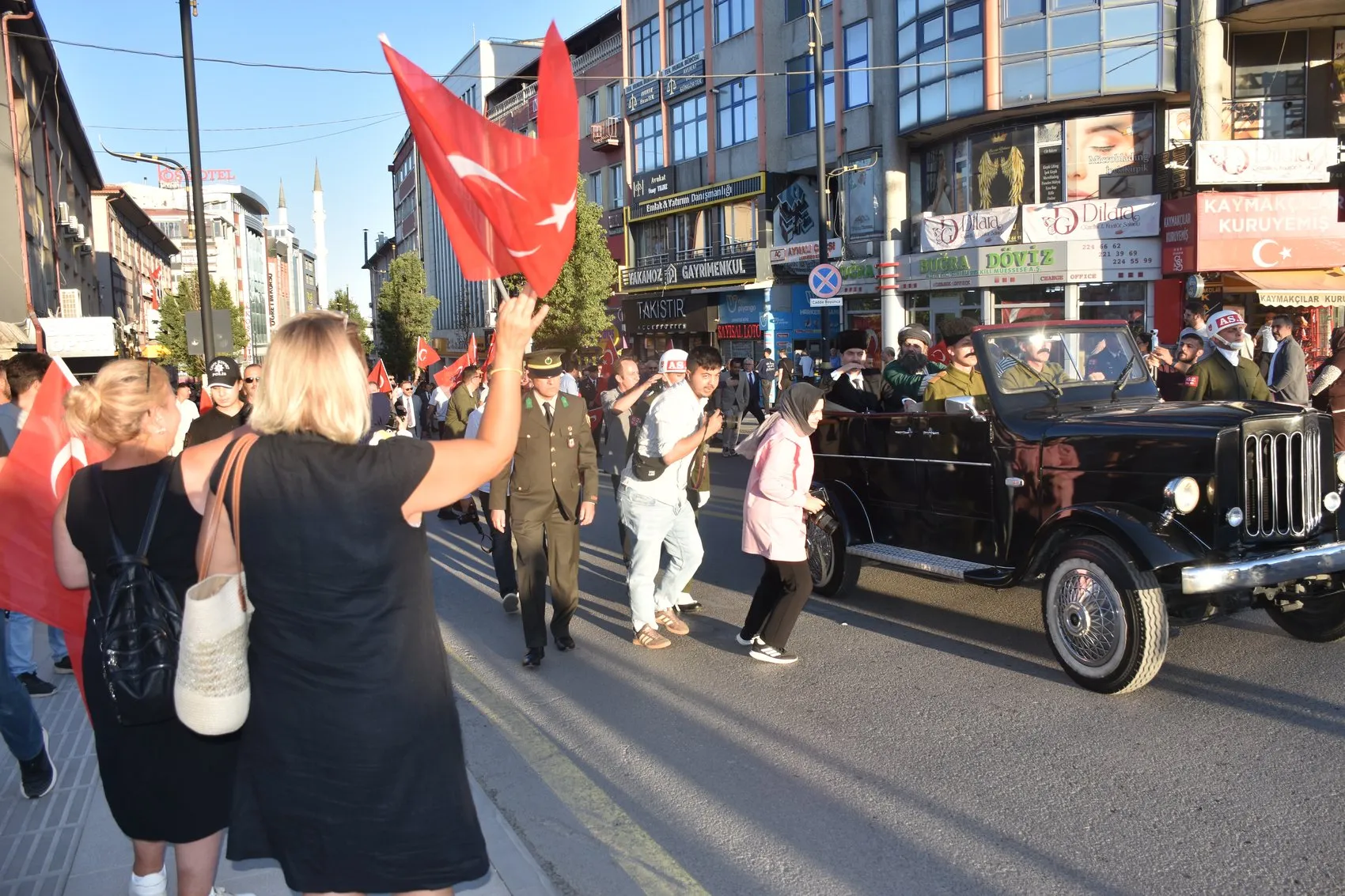 Sivas sokaklarında 107 yıllık yankı: Atatürk'ün şehre gelişi yeniden yaşandı