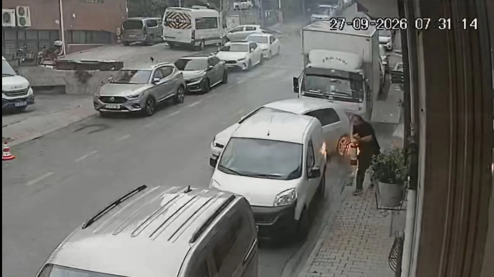 Saniyelerle gelen kurtuluş: Kağıthane'de patlama anı kamerada