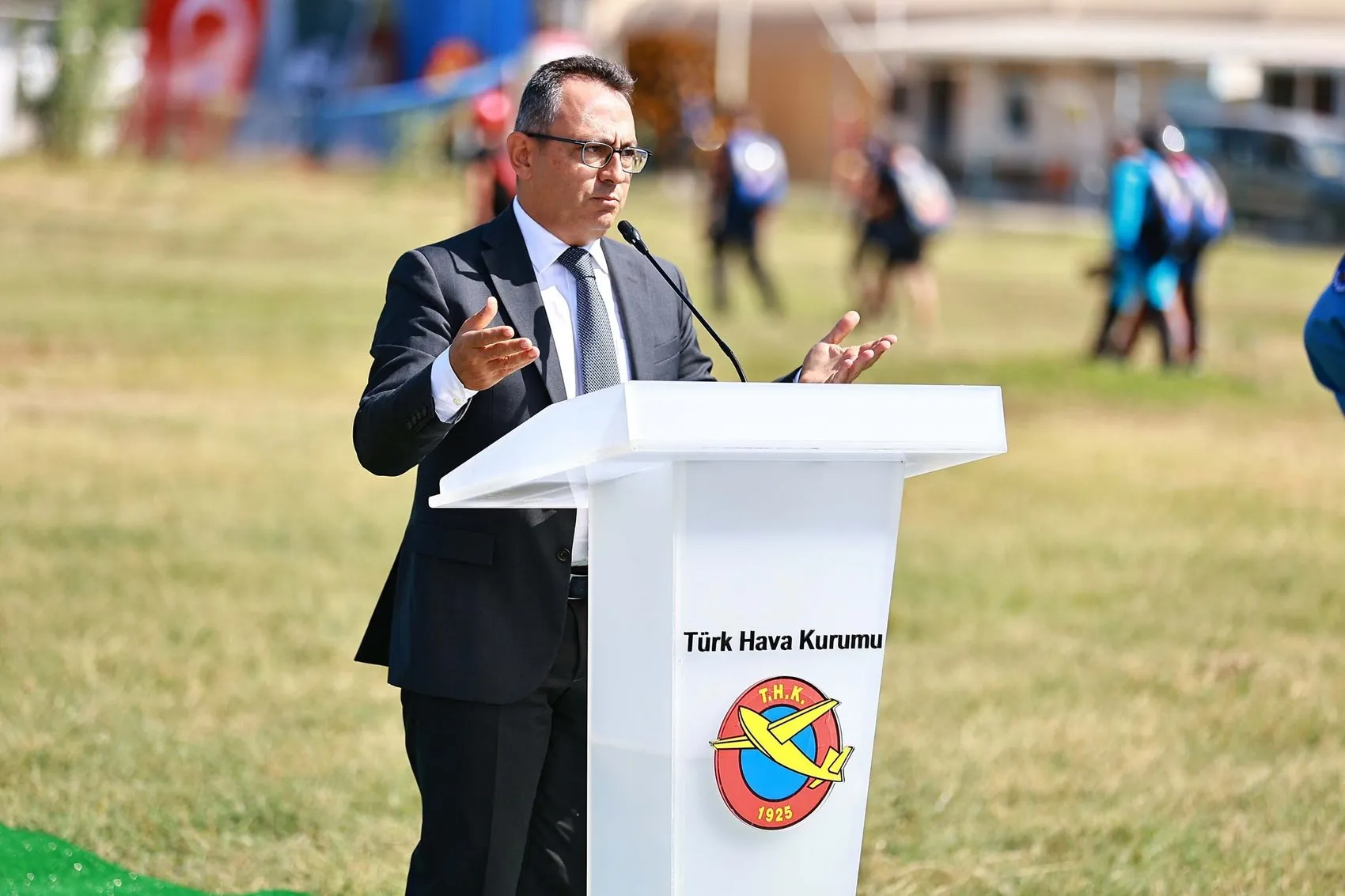 Efes semalarında tarihi anlar: 5 bin feetten süzülen dev Türk bayrağı ve Atatürk posteri