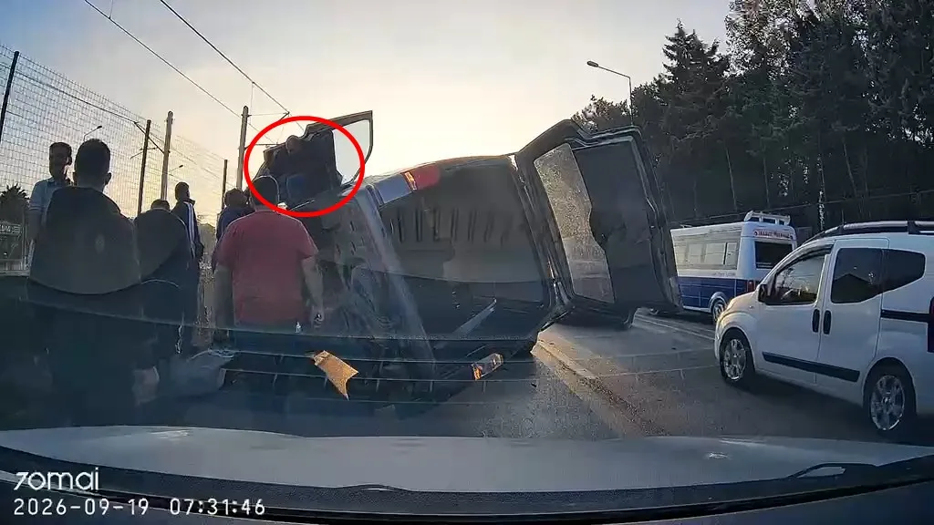 Bursa'da trafik dehşeti: Kamyonet çarptı, araç otomobilin üzerine uçtu