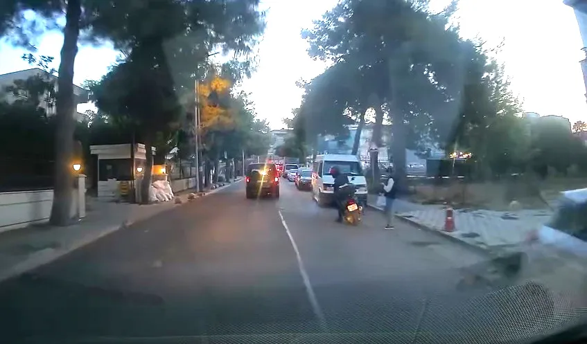 Avcılar'da saniyelerle gelen mucize: Motosikletten düşen sürücüyü ölümden direksiyon refleksi kurtardı