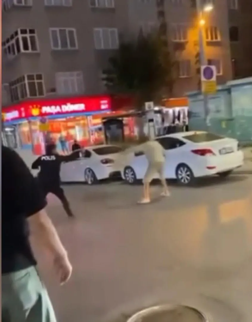 Esenler'de bıçaklı saldırı girişimi: Polis ekiplerine koşan şüpheli bacağından vuruldu