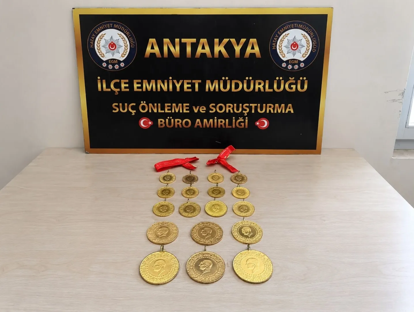 Antakya sokaklarında 500 bin liralık talihsizlik: Yere düşen serveti böyle topladı