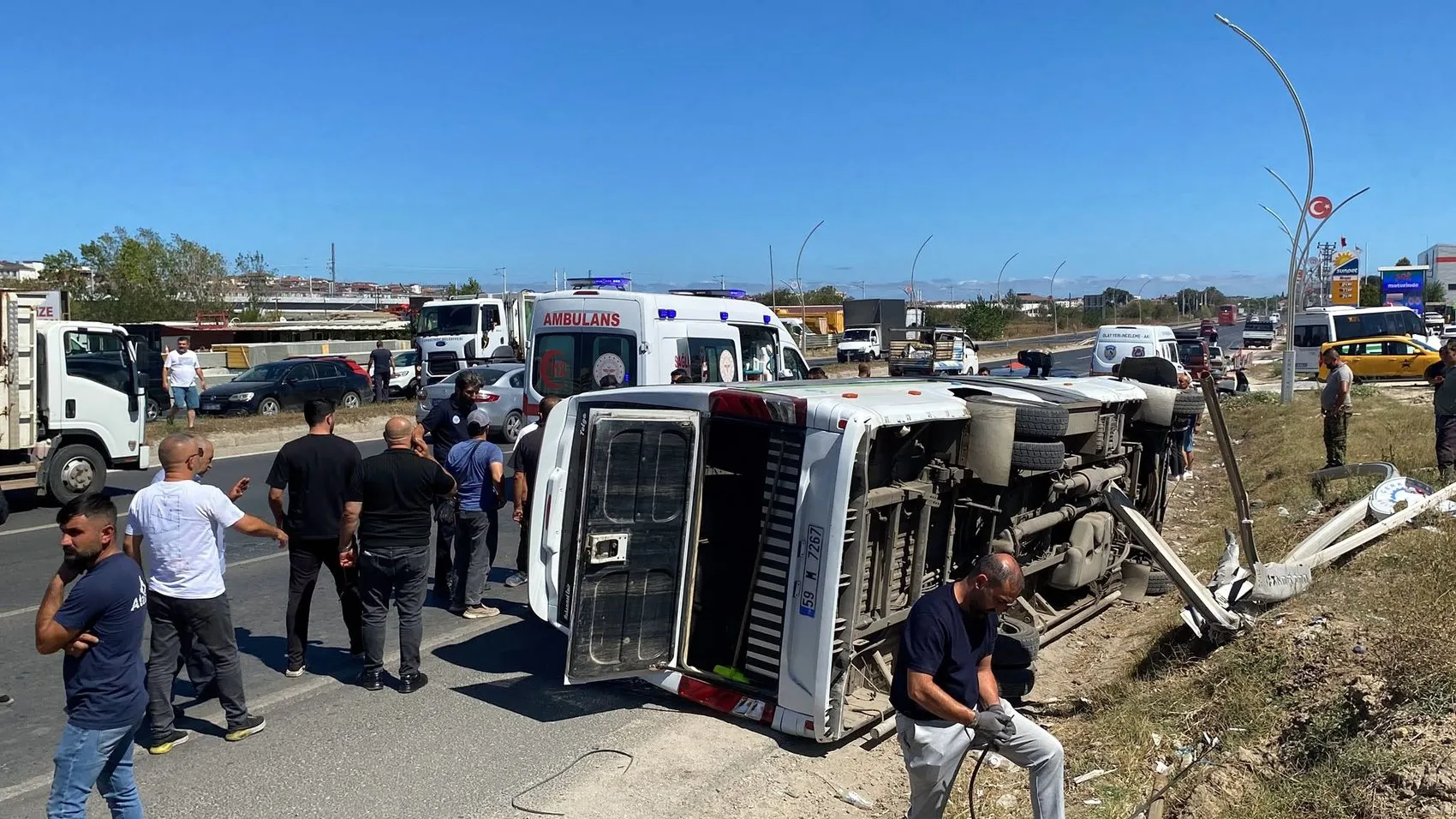 Çerkezköy'de dehşet anları: Minibüsün elektrik direğine çarptığı kazada bebek ve çocuklar yaralandı