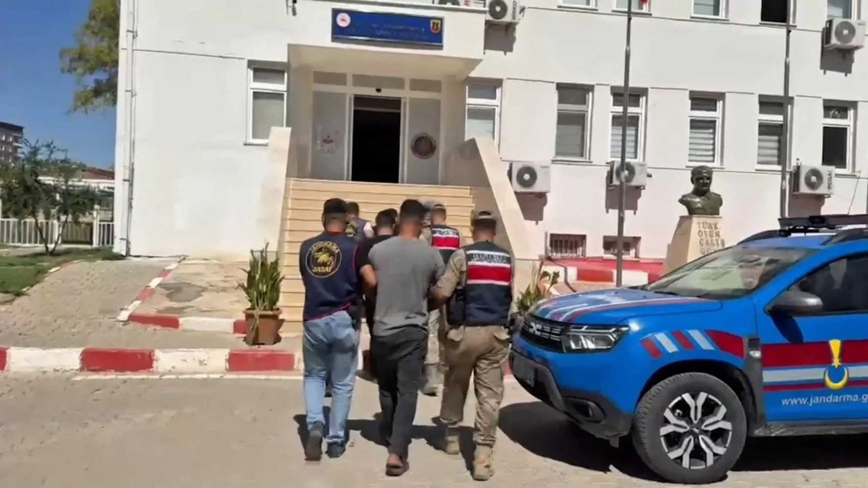 Jandarma dronla havadan iz sürdü: Mısır tarlasında kıskıvrak yakalandılar